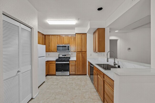 Building Photo - Spacious, Open-Concept 2/2 Condo SSF