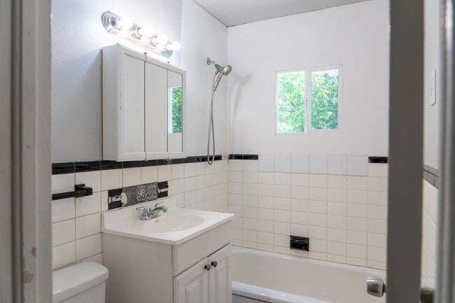 Building Photo - NEWLY RENOVATED 2 BEDROOM HOME!