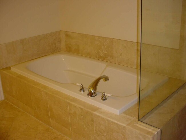 Master bath - 5582 W 190th St