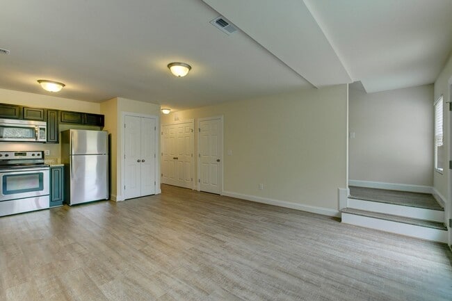 Building Photo - 3 bedroom 3 bathroom Townhome near Campbel...