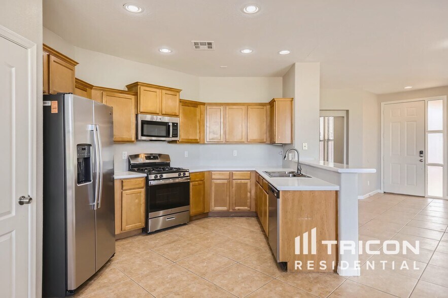 Building Photo - 13574 W Cypress St