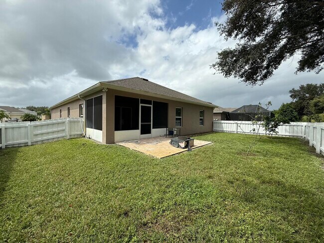 Building Photo - 5997 Ridge Lake Cir