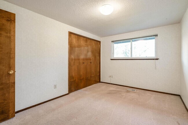 Building Photo - Spacious, well-cared for 4-bdrm/3-bath split-level—Family/laundry rooms, backyard, garage