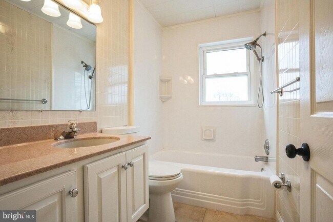 Building Photo - Cute 3 bedroom home