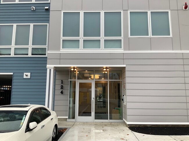 Building Photo - University Square South