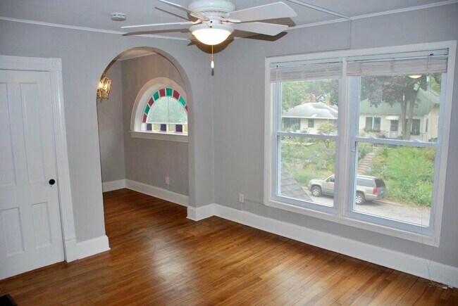 Building Photo - Huge 5-bed 2-bath house with 3rd level family room. Avail July 1 2026