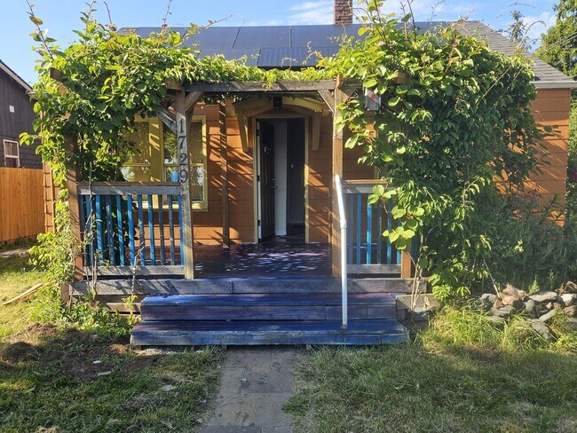 Building Photo - Cute and Cozy Newly Remodeled