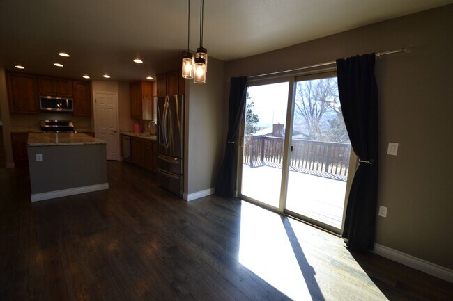 Building Photo - 4 Bed 3 Bath Home in District 20!