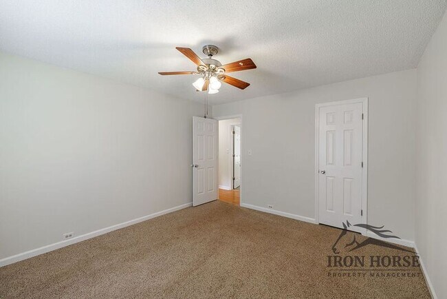 Building Photo - 335 Oak Meadows Dr
