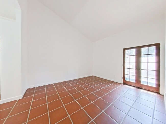 Building Photo - Charming 2-Bedroom Single-Story Furnished ...