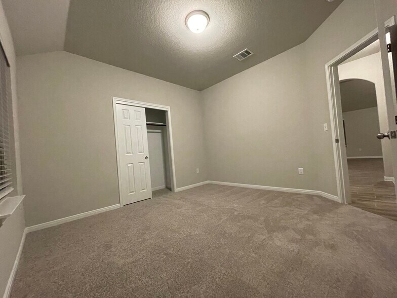 Building Photo - 300 La Joya Pass