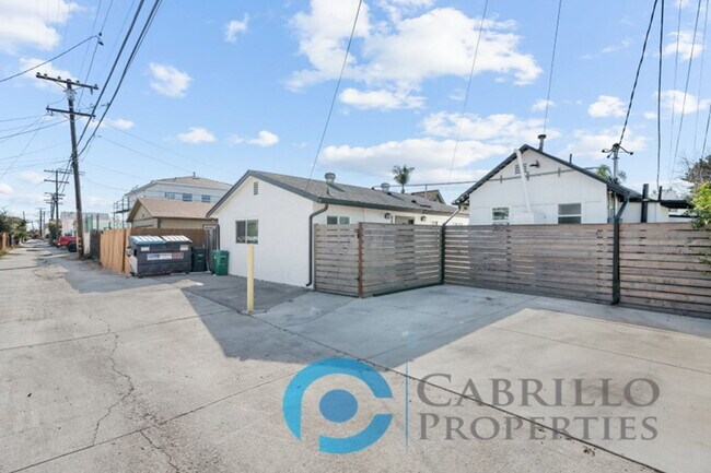 Building Photo - 4853 Mansfield St