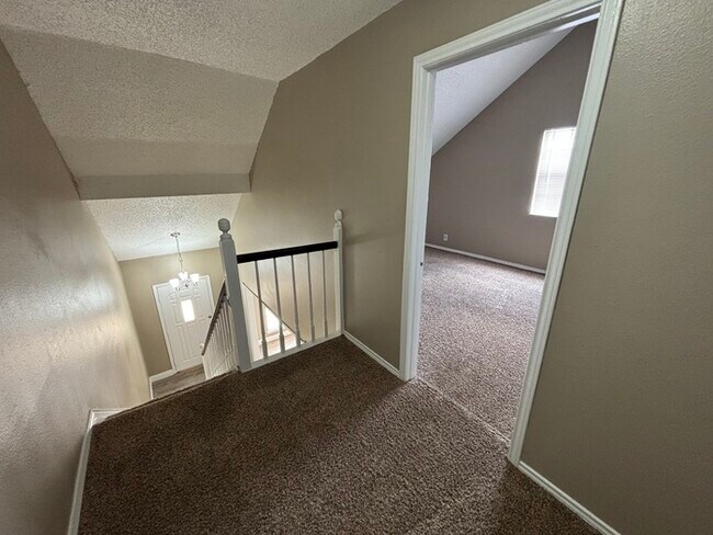 Building Photo - 3 bed 2 bath home