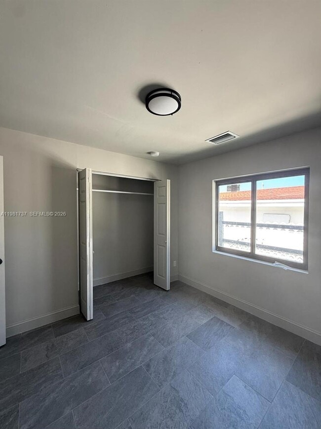 Building Photo - 2810 NW 9th Ct