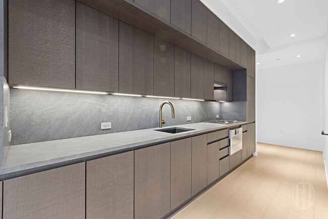 Building Photo - 130 William St