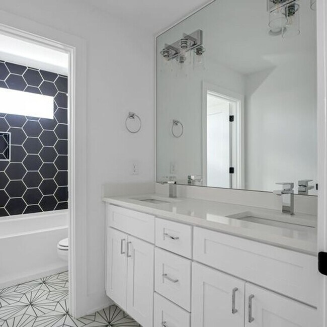 Building Photo - Stunning 4 Bedroom, 3.5 Bath Luxury Home in Nashville