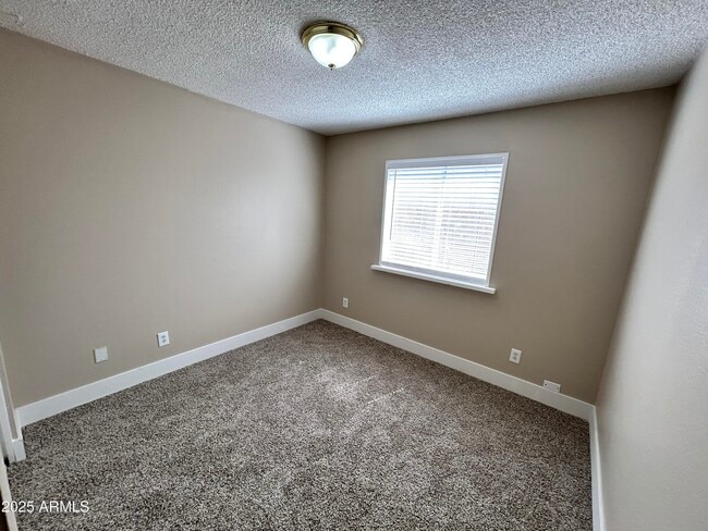 Building Photo - 8443 W Glenrosa Ave