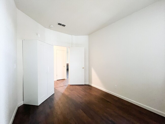 Building Photo - Corner Lot in Windrift Community