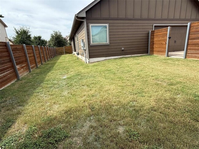 Building Photo - 8717 Blaze Dr