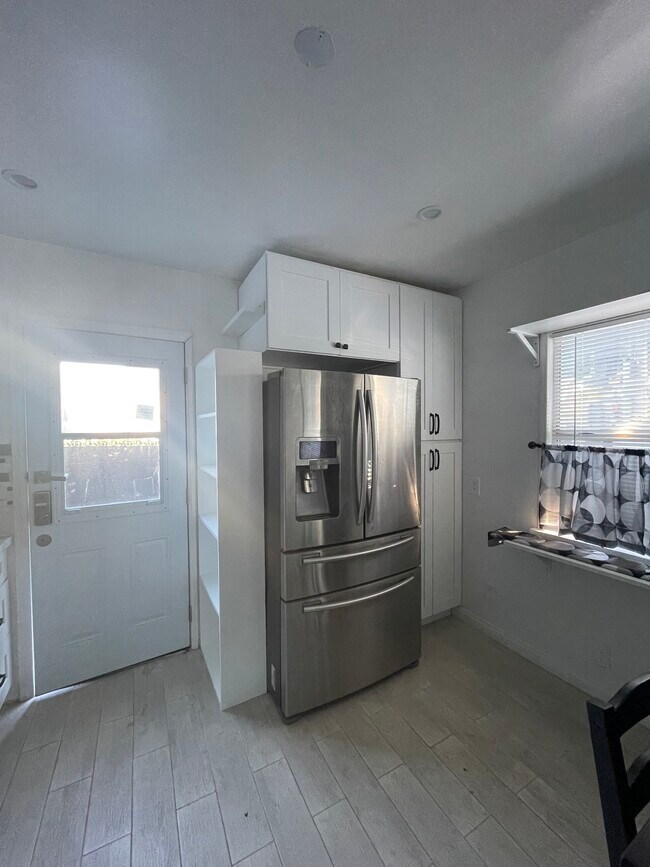 Building Photo - 4374 Overland Ave