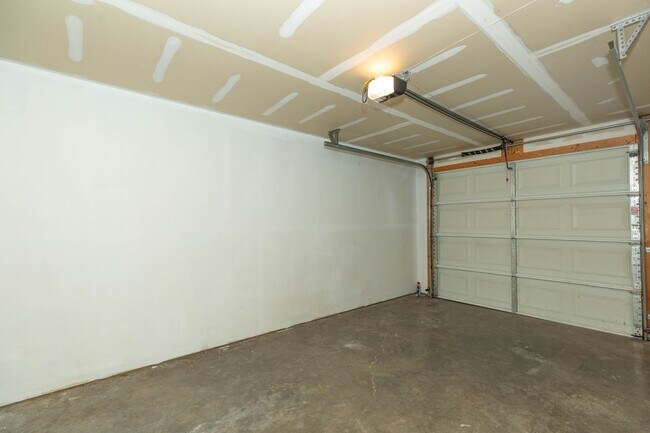 Building Photo - 3 Bed/2 Full,2 Half Bath Townhome in Martinsburg, WV