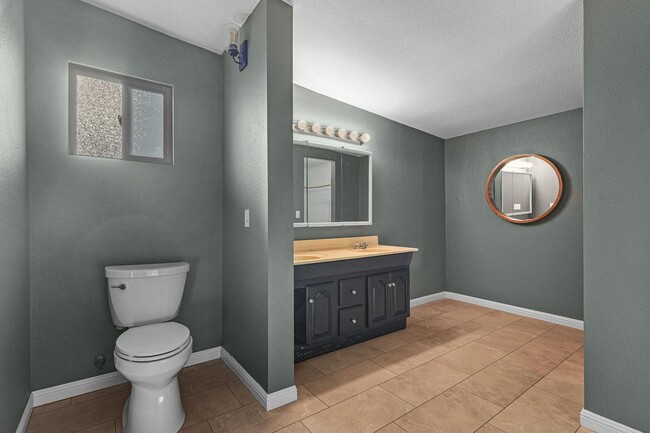 Building Photo - Large Family Home