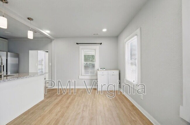 Building Photo - 1035 W 36th St