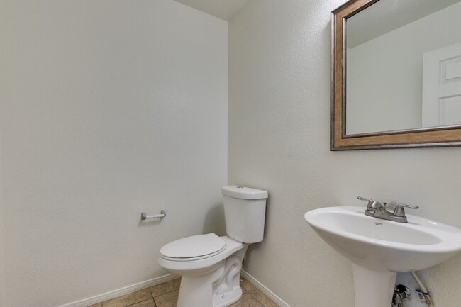 Building Photo - Great 3 bedroom house with a large loft an...