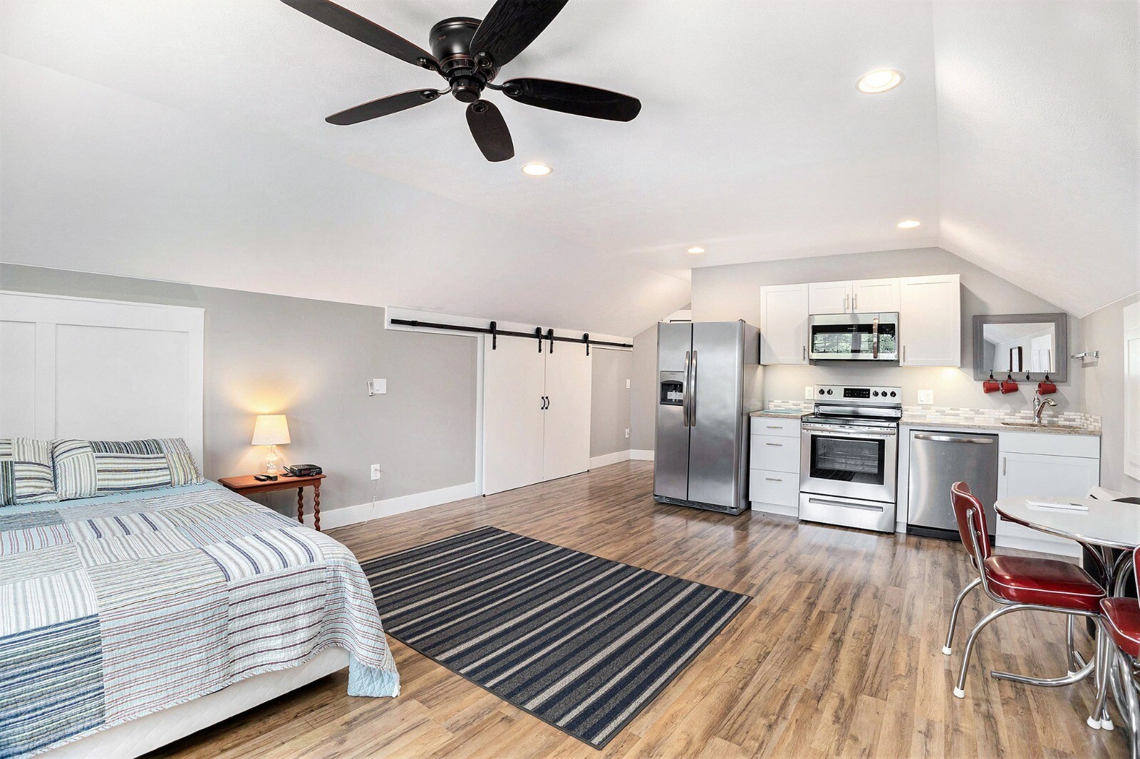 Apartment - 1398 N Lakeshore Dr