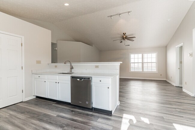 Building Photo - Three bedroom rental on Woodhaven Pl