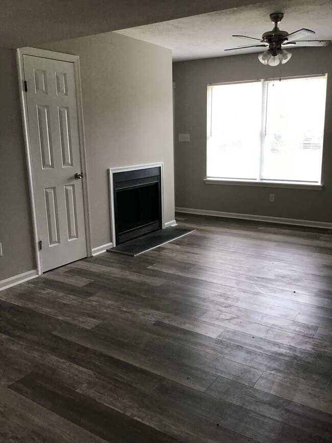 Building Photo - 3 Bed 1.5 Bath Townhome
