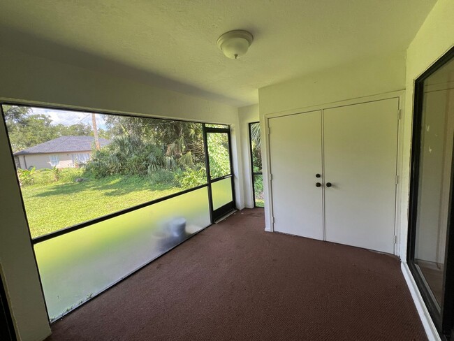 Building Photo - $1,200/month ** Annual ** 2 bed / 1 Bath -...