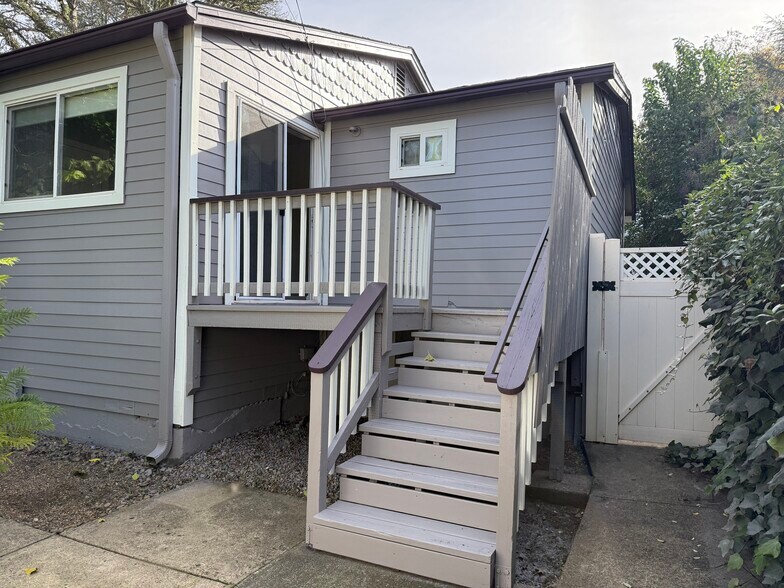 Building Photo - 1000 Figueroa St