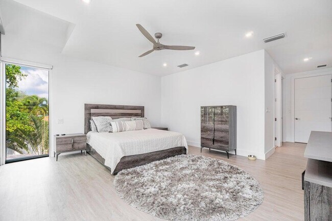 Building Photo - 925 NE 6th St