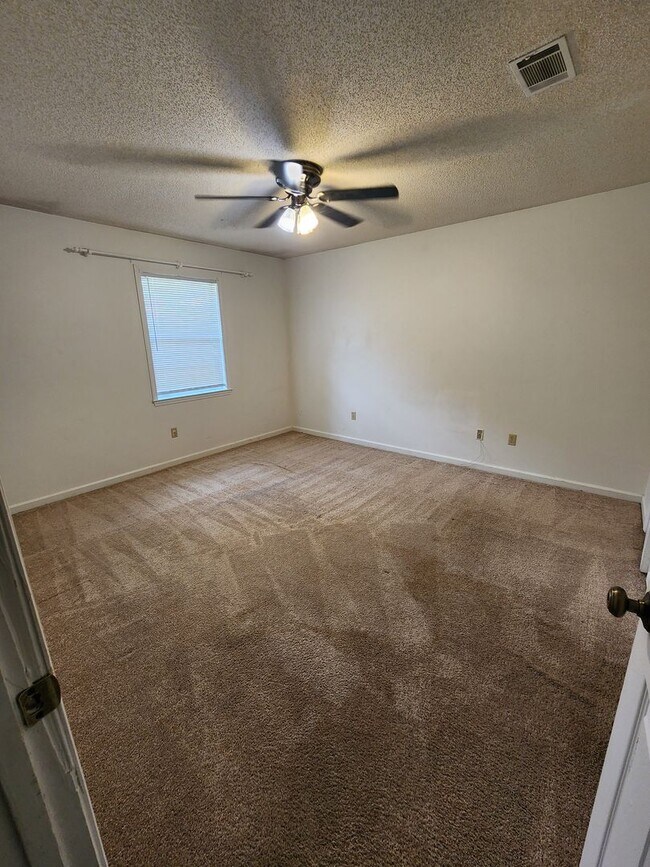 Building Photo - 1102 Tomahawk Trail