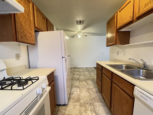 Building Photo - $1,200 Rent BHCRENT.COM 2 bed 2 bath with ...