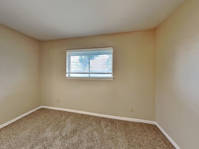 Building Photo - 758 E Princeton Ln