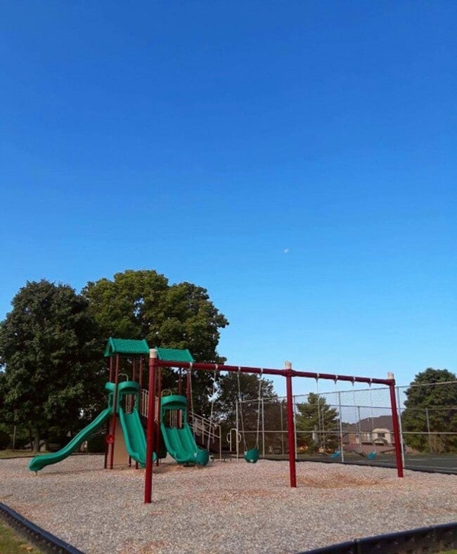 Building Photo - Beautiful Two Bedroom Apartment with W/D Connection!