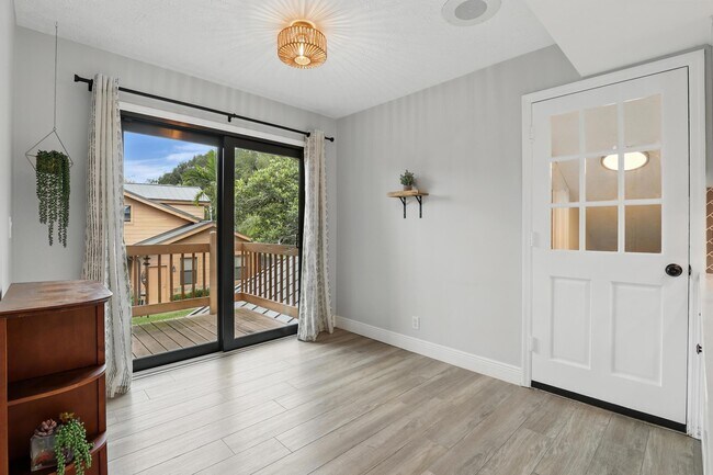 Building Photo - 122 SE Crestwood Cir