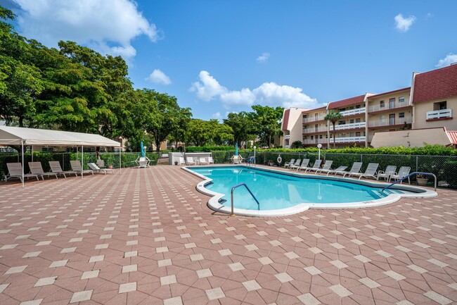 Building Photo - 1010 Country Club Dr