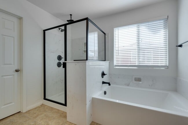 Building Photo - Gorgeous one story 4 bedroom 2 Bathroom Ho...