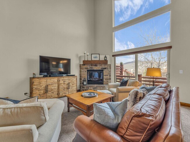 Building Photo - Cedar Ridge Townhome  **Mid-April thru November Rental**