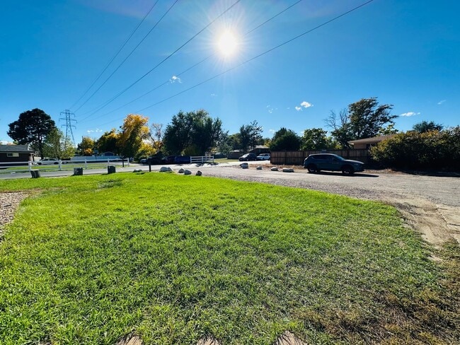 Building Photo - Modern and Spacious Duplex Style Home with...