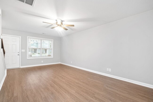 Building Photo - Pet Friendly Two Bedroom!