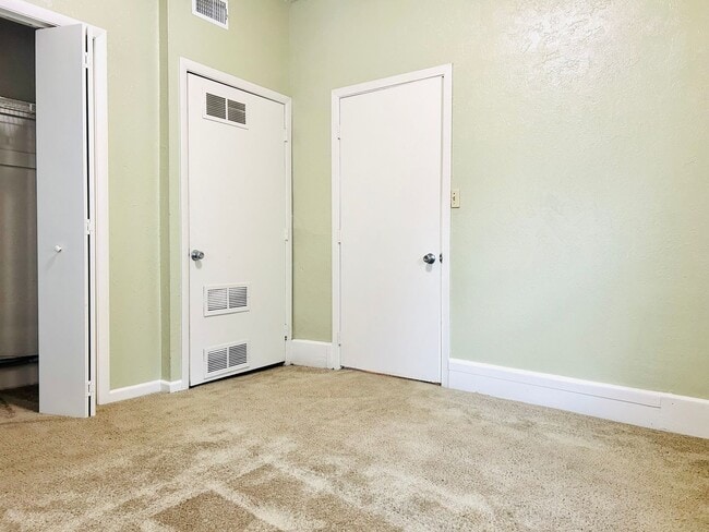 Building Photo - Cute Single Family Home, Great Location