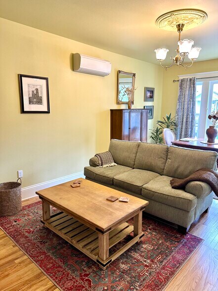 Building Photo - 729 NE Shaver St