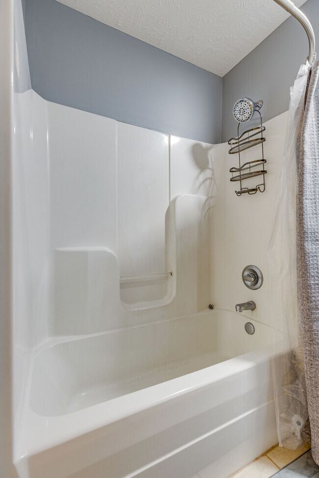 Building Photo - 2 BEDROOM 2 BATH TOWNHOME CLOSE TO DOWNTOWN