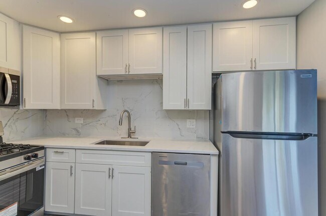 Building Photo - 2440 Waterbury Dr