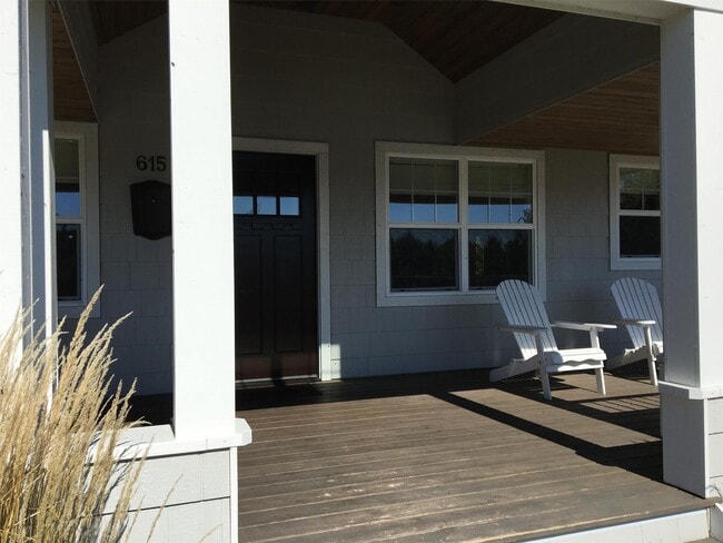 Building Photo - 615 Rice St E