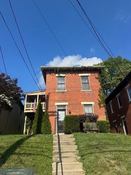 Building Photo - 889 1/2 S Front St